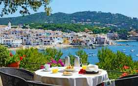 Perfekter Start für den Tag - das Frühstück genießen Sie auf der Terrasse mit Blick auf den kleinen Küstenort.